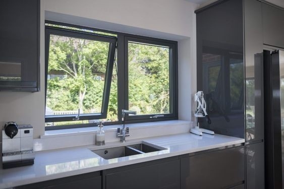 Aanpasbare glazen aluminium bovenhangen ramen voor het huis decoratie project