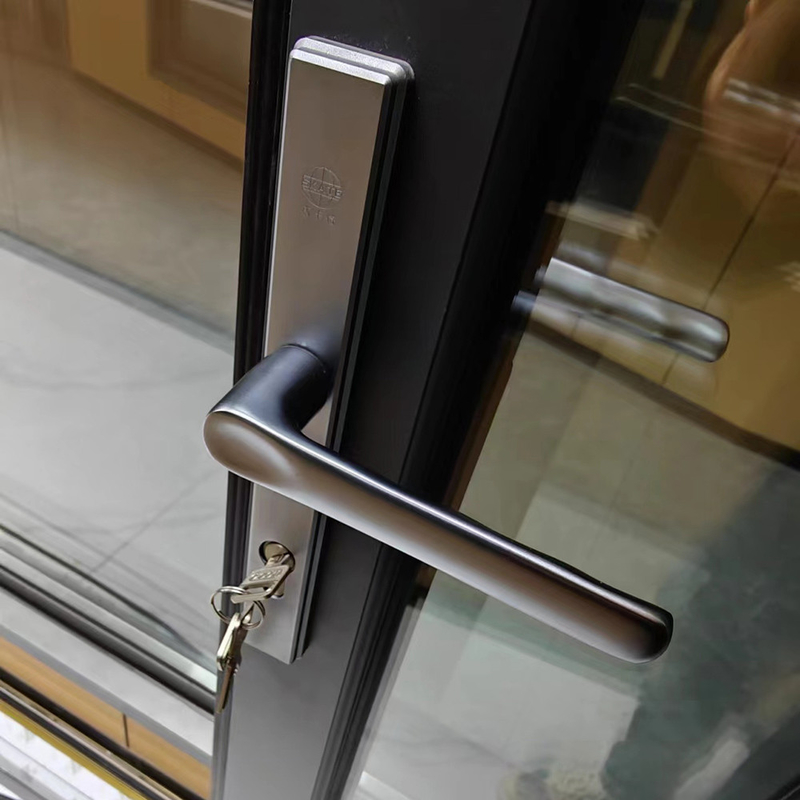 Afgeronde moderne aluminium buitenkant Dubbelglas Swing Casement deuren voor een slanke look