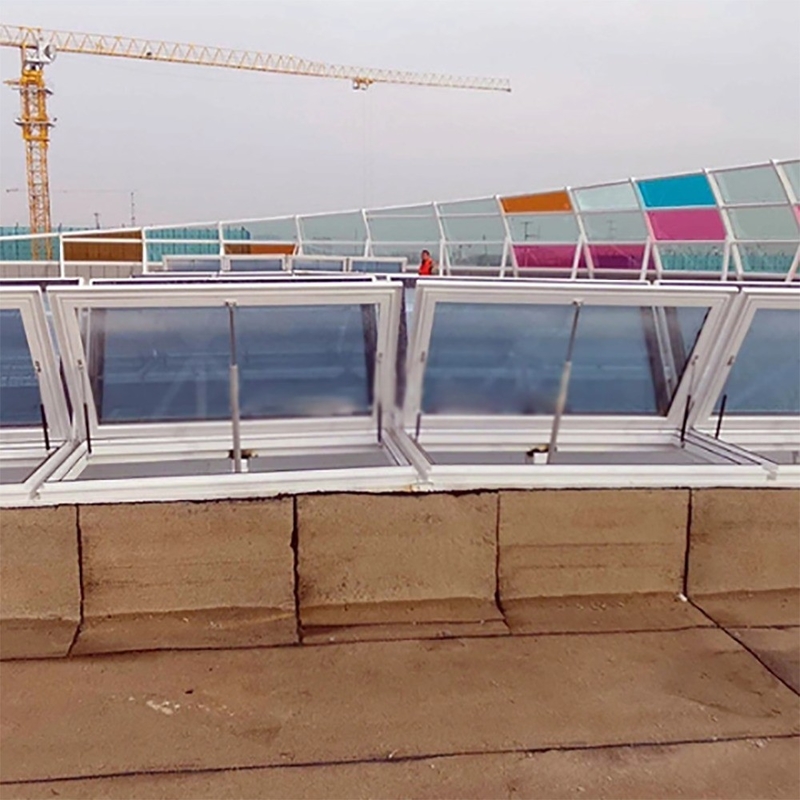 Elektrisch of handmatig dakraam met gelast aluminiumframe en horizontaal openingspatroon
