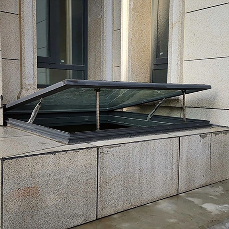 Elektrisch of handmatig dakraam met gelast aluminiumframe en horizontaal openingspatroon