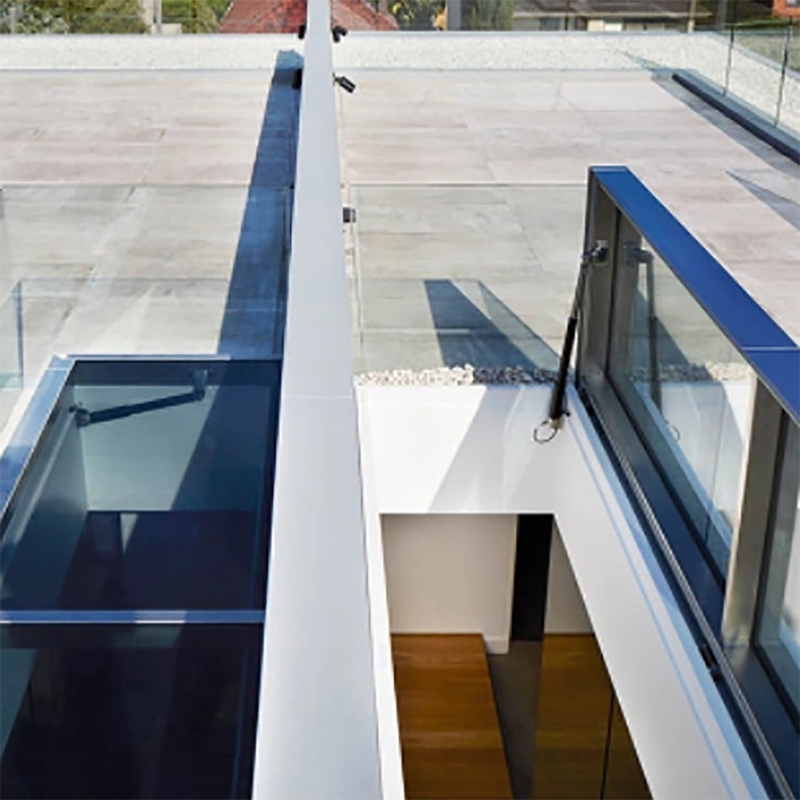 Elektrisch of handmatig dakraam met gelast aluminiumframe en horizontaal openingspatroon