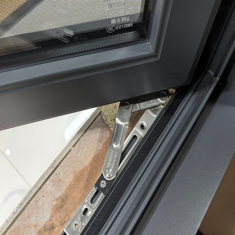 NFRC-gecertificeerd modern design aluminium draairaam met poedercoating en meerdere afdichtingslagen