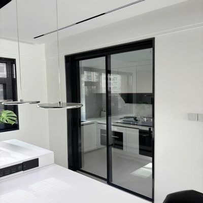 Stijlvolle thermische onderbreking aluminium smal frame schuifdeur met gehard glazen panelen